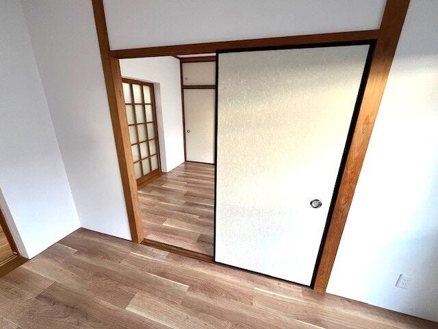 2室が隣接した洋室は間仕切りの扉で繋がっております!