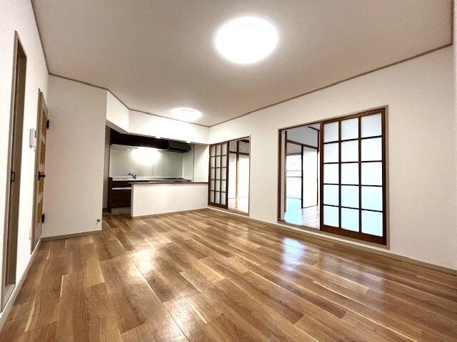 約14帖の開放的なリビングスペース!
部屋の中心に位置したリビングはご家族が集まる憩いのスペースです♪