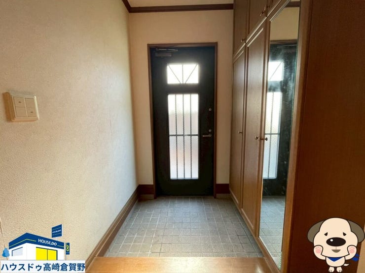 大容量玄関収納と鏡付きで身支度も快適!