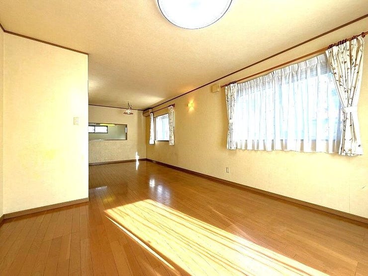 ◇売却査定相談◇
「急な転勤」「相続による売却」「金銭的な理由」など住まいの売却をそれぞれです。
仲介はもちろんのこと、弊社独自のネットワークで買取案件もご相談できます!