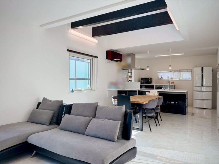 【リビング】
室内(2025年6月)撮影
◎現地案内予約受付中!◎
広々20帖のLDKは家具を置いてもゆとりのある広さです♪