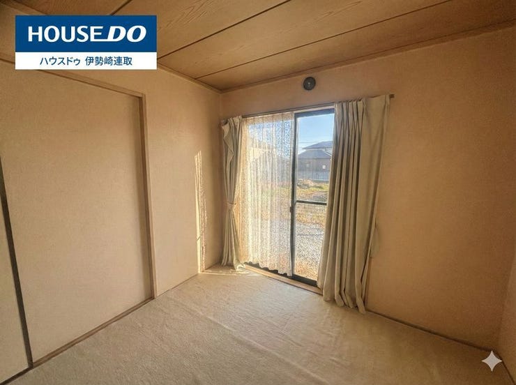 客間として。お子様の遊び場として。休憩スペースとして。
もちろん自室としても!使い方は、あなた次第です♪
イグサの香りが眠気を誘います~…