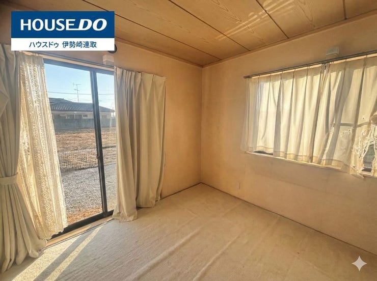 客間として。お子様の遊び場として。休憩スペースとして。
もちろん自室としても!使い方は、あなた次第です♪
イグサの香りが眠気を誘います~…