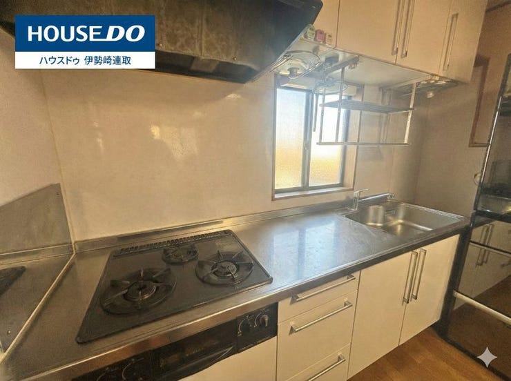 窓のおかげで手元が明るいキッチン♪
トントンと包丁の音が聞こえてきそう…♪