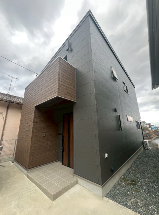 【外観】
築浅戸建て♪ウォークインクローゼット付き3LDK♪なんと駐車3台以上可能です!小学校近く子育て環境◎