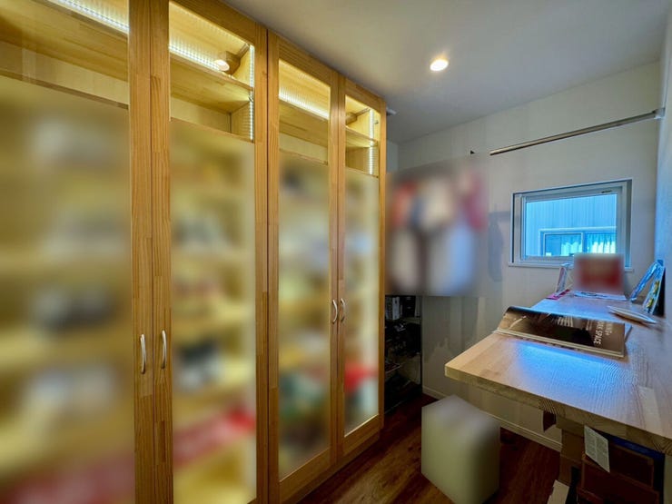 室内(2025年6月)撮影
◎現地案内予約受付中!◎
大容量の収納付きの書斎です!ハンガーポールもあるため、ユニフォームや衣装など趣味の物を保管するコレクションルームとしても活用いただけます♪