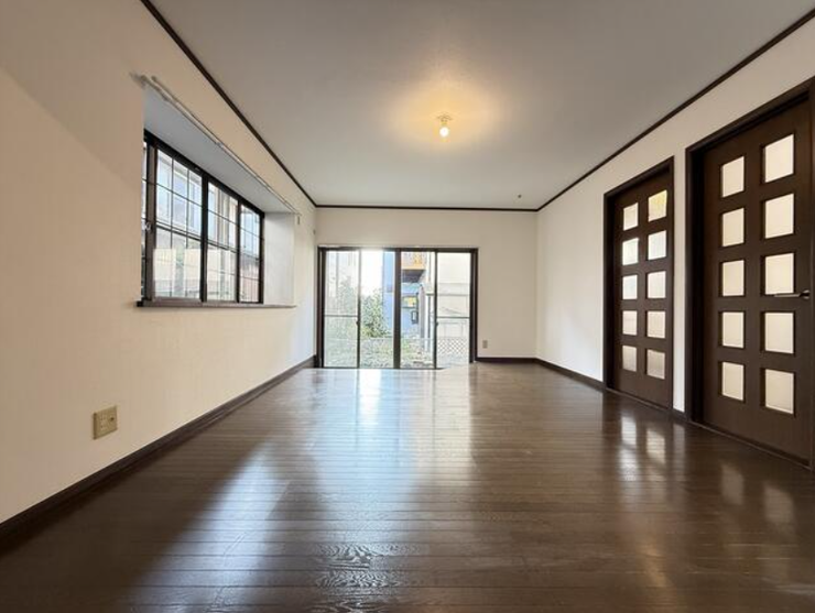 ◇売却査定相談◇
「急な転勤」「相続による売却」「金銭的な理由」など住まいの売却をそれぞれです。
仲介はもちろんのこと、弊社独自のネットワークで買取案件もご相談できます!