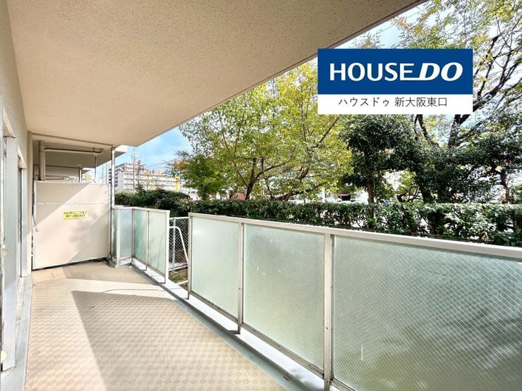 南向きのバルコニーと庭があります。