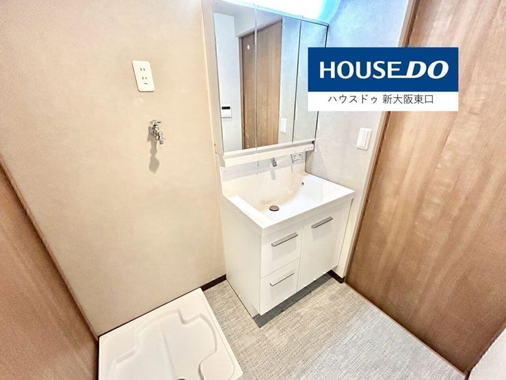 三面鏡のシャンプードレッサーです。
左は洗濯機置き場です。