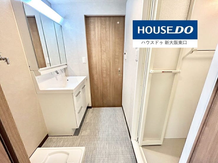 奥の扉は玄関からの廊下に繋がります。