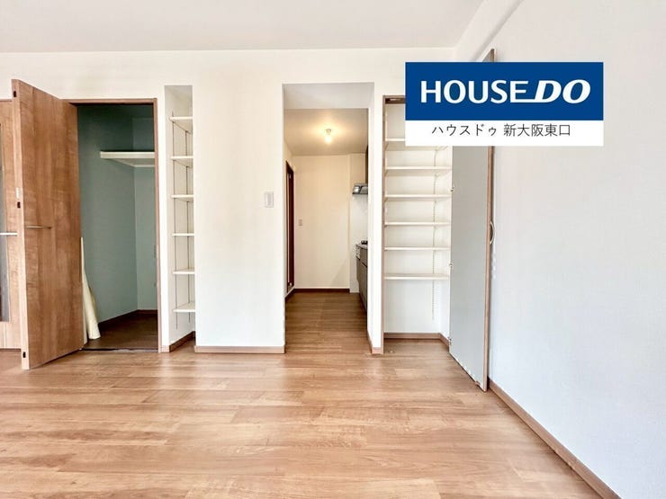 14帖のLDKで南向きのバルコニーと専用庭があります。
奥はキッチンスペースです。