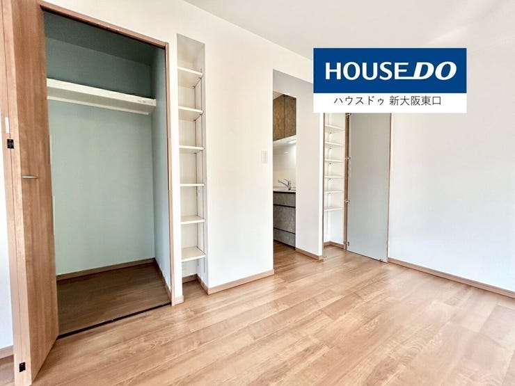 14帖のLDKで南向きのバルコニーと専用庭があります。
奥はキッチンスペースです。