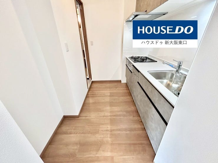 広めのキッチンスペースで、奥は洗面所に繋がっています。