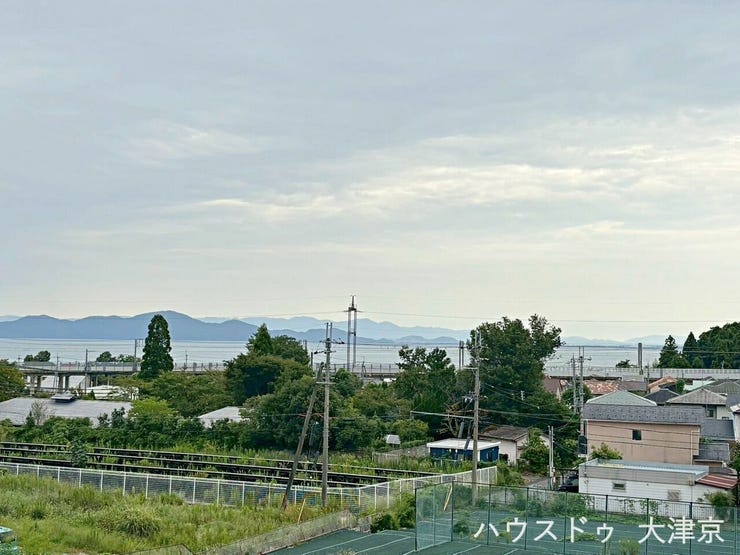 遠くの山並みと琵琶湖が広がる爽快な眺望。四季の移ろいを身近に感じられる景色ですね♪