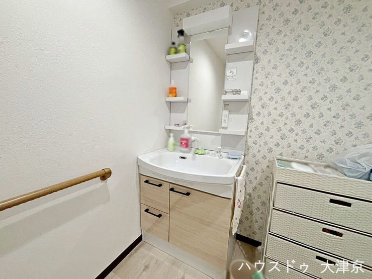 使い勝手の良い収納と機能的な洗面台で、生活感を抑えたすっきり空間を実現。