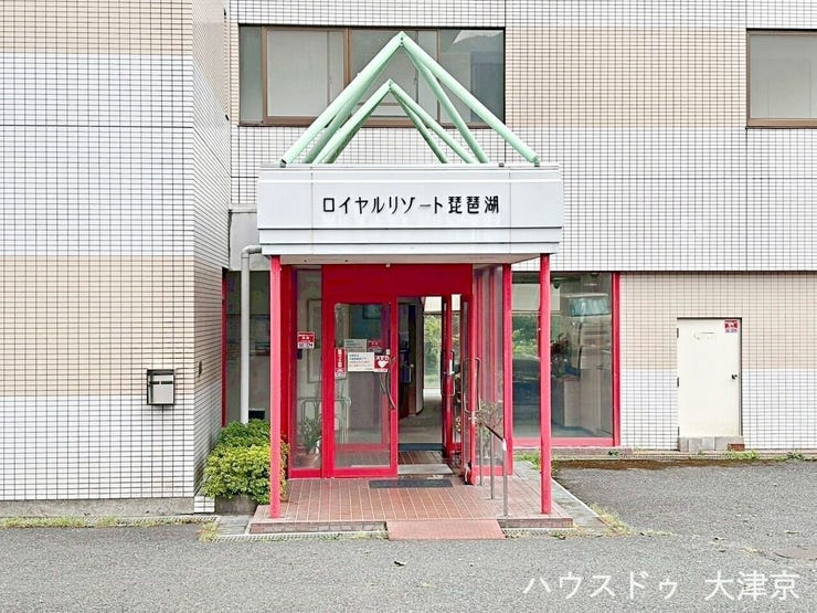 赤いエントランスが印象的♪来訪者にも分かりやすい外観です。