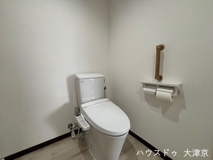 立ち上がりをサポートする手すりがあり、ご年配の方にも優しい仕様。