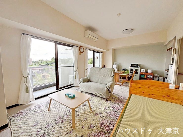 大きな窓から光があふれる開放的リビング。景色を望める心地よい住空間です。