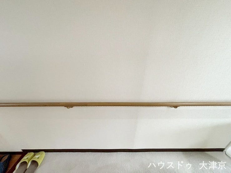 玄関まわりに手すりを設置し、年齢問わず安全に使える住まいを実現しています。