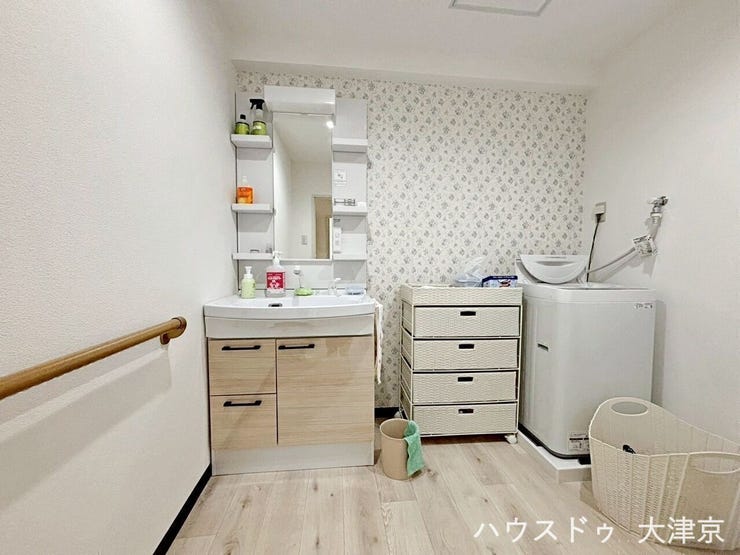 壁面には手すりが設置されており、立ち座りのサポートに便利。お子さまから高齢の方まで、安心して使える仕様です。