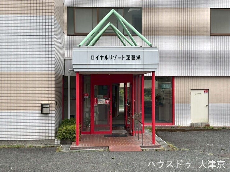 屋根付きアプローチで、雨の日も濡れにくく快適に出入り可能。