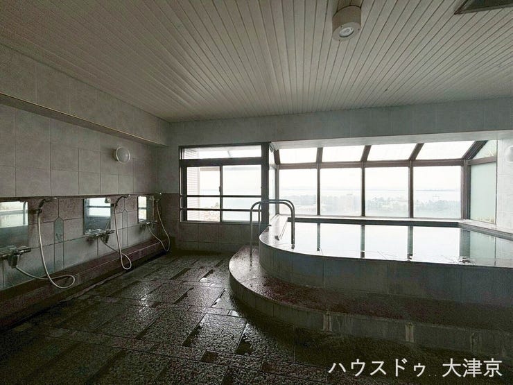 最上階からの絶景を独占できる展望浴室で、贅沢な癒し時間を満喫できます。