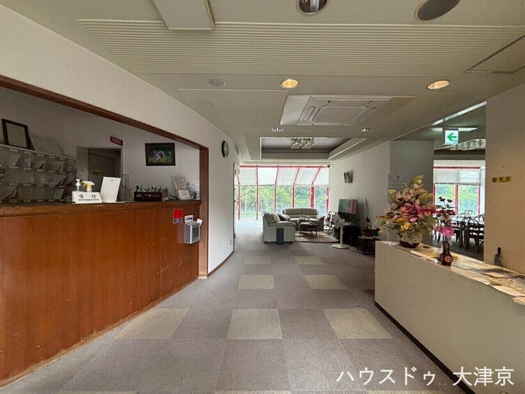 大きな窓から光が差し込み、明るく開放的な雰囲気が魅力です。