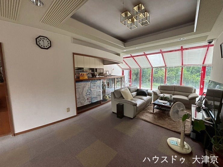 大きな窓から緑を望む開放的な共用スペース。自然光が差し込み、心地よい空間が広がります。