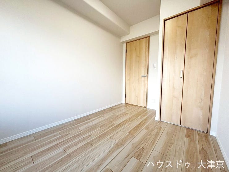 クローゼット付きで収納しやすく、すっきり整えられる洋室です。