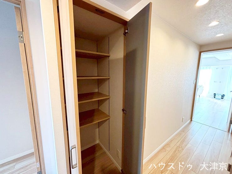 可動棚で高さ調整が自由自在。
ストック品や掃除道具、日用品など、収納物に合わせて棚の高さを変えられ便利です!