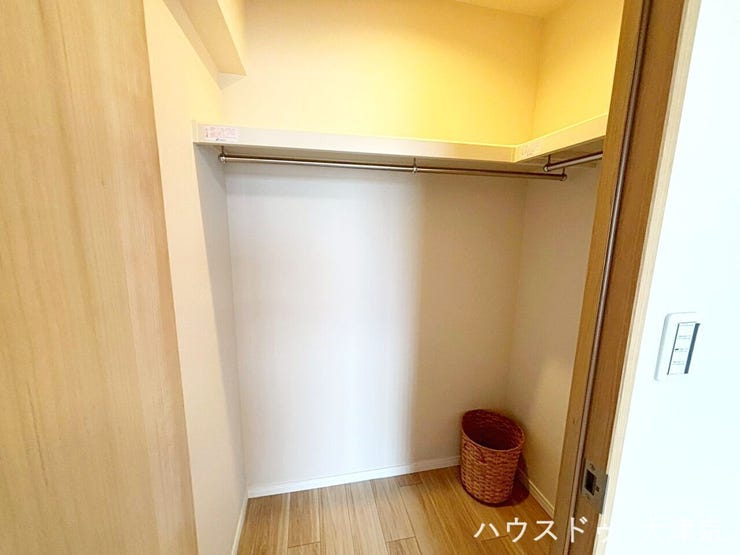 ワイドなハンガーパイプで衣類をたっぷり収納。
コートやワンピースなど丈の長い服もゆとりを持って掛けられます。
上部棚で季節物の収納にも便利♪