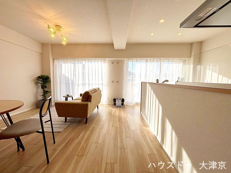 キッチンからリビングが見渡せる安心設計。
料理をしながら家族の様子を見られるため、コミュニケーションが自然に生まれます。