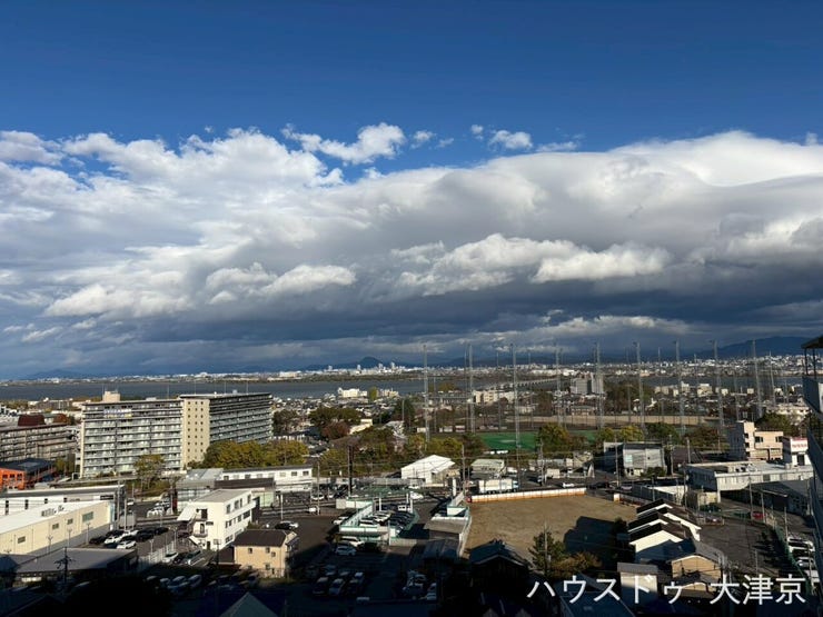 びわ湖まで見渡せる魅力のパノラマビュー♪
遠くまで広がる湖と街並みが一望でき、毎日リゾート気分を味わえる贅沢な眺めです。