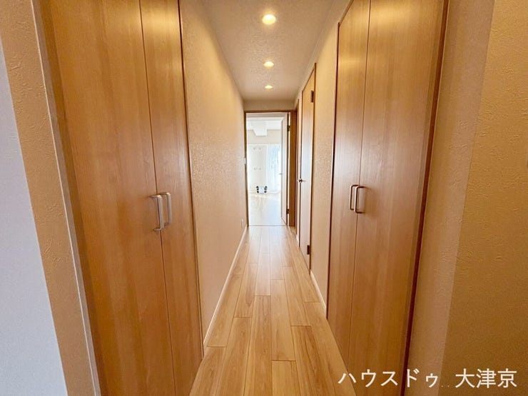 床・建具がナチュラルカラーで揃えられ、優しい雰囲気の心地よい廊下になっています。