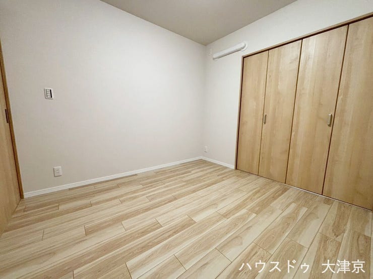 温かみのあるナチュラルな木目フローリング。
やさしい色合いの床が、どんな家具とも相性ぴったり。落ち着いた雰囲気の空間を作りやすいです。