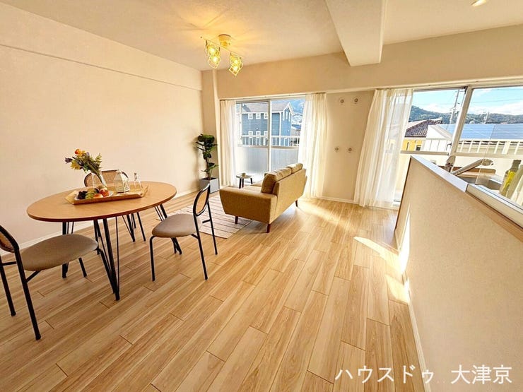 【リビング】
明るい17帖のLDKで、家族が自然と集まる快適空間。