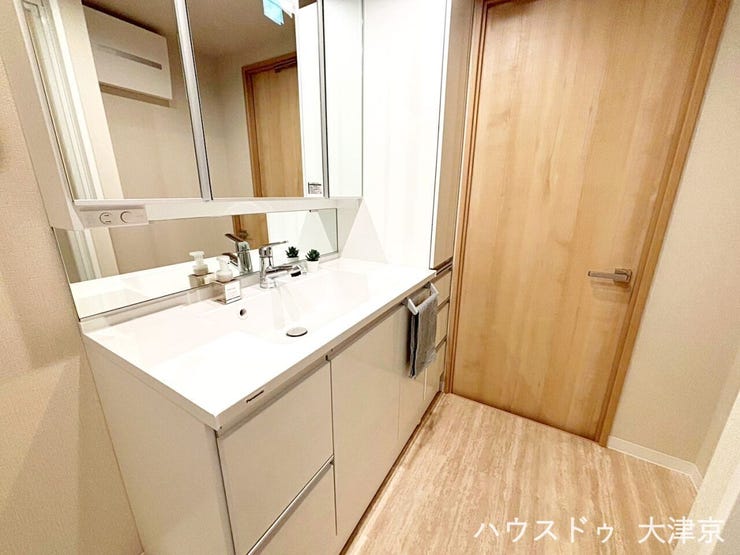 広めのカウンターで、化粧品や小物を置いても作業しやすい仕様です。