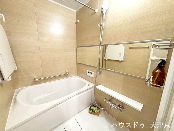 便利な手すり付きで、入浴時も安心して使える安全仕様。