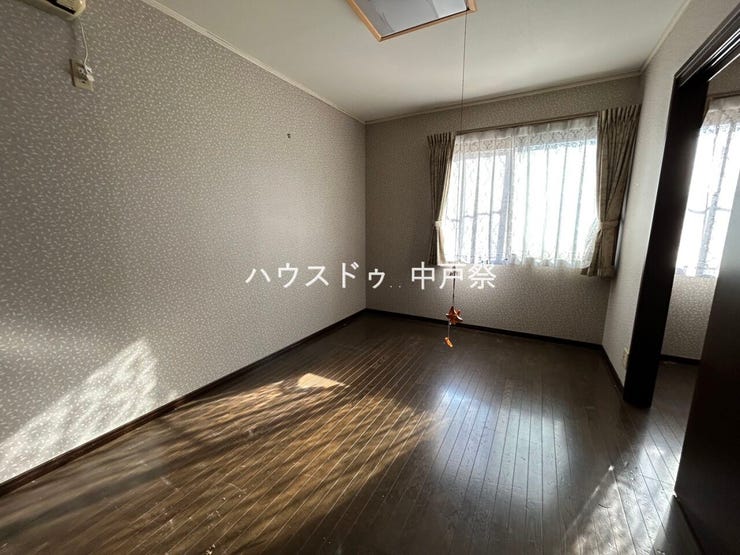 落ち着いたフローリングの洋室