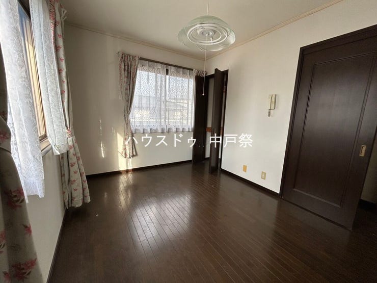 落ち着いたフローリングの洋室