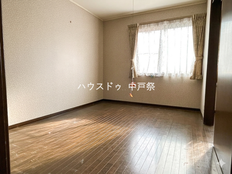 日差しの入る洋室