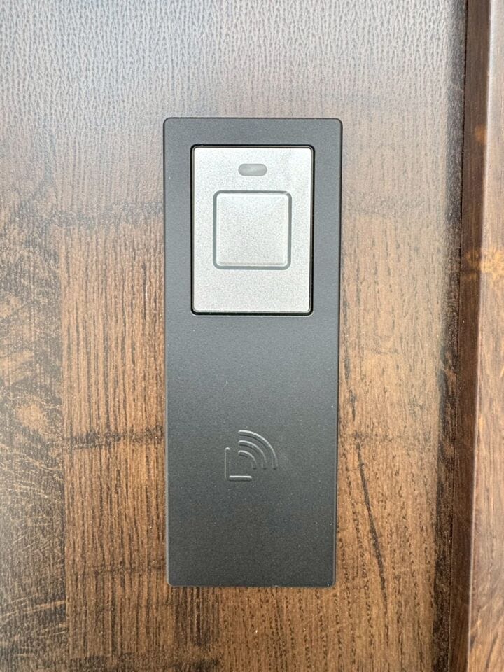 玄関扉(電子キー)