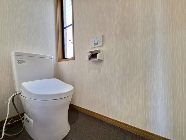 肌に直接触れるトイレももちろん新品交換しています。1階にも2階にもトイレがあるので、家族が多くても安心です。