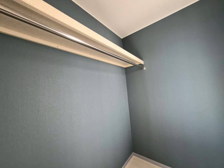 ハンガーパイプが付いているので服も畳まず収納できます。