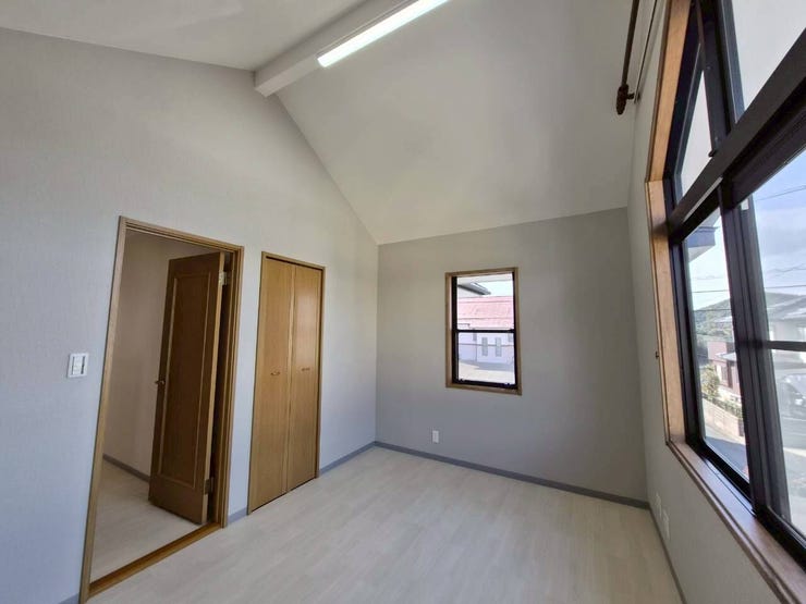 三角の天井画特徴的な洋室です。