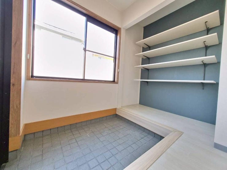 玄関には可動棚を設置し、収納力UP