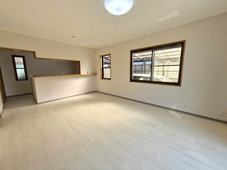 白を基調とした床・壁をリフォームし、さらに明るく広く感じられる16畳のリビング