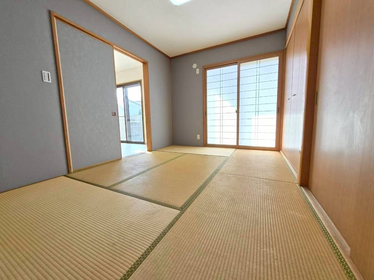 リビング横の和室もクロスを変えています。
建具を閉めれば独立した個室としても使えます。