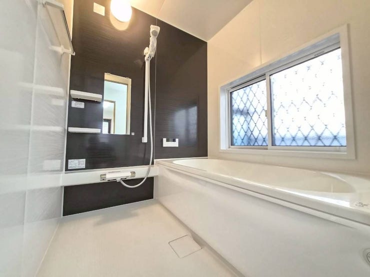 ユニットバスも新調しております。窓もあるので換気もしっかりできます。