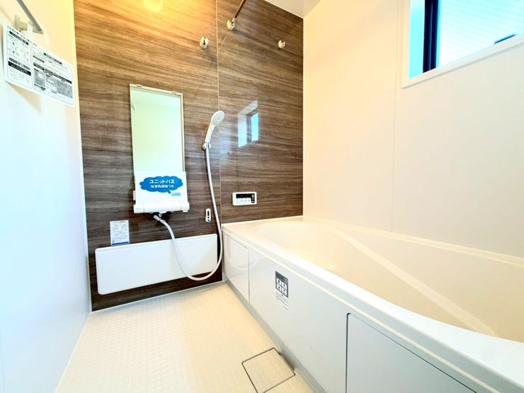 【Bath Room】
家族でゆったりと入れる1坪タイプのシステムバスが標準!
換気乾燥暖房機付きで、雨の日の洗濯や冬場の寒さ対策も万全!